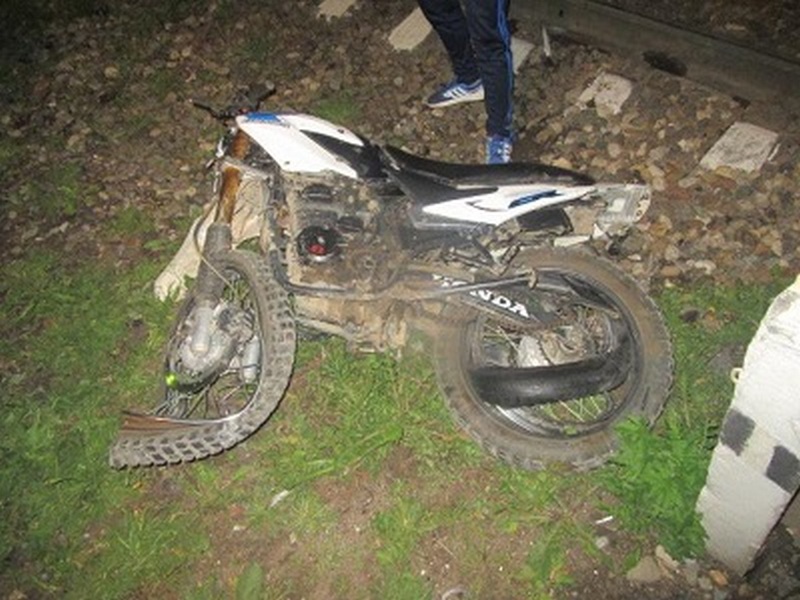 В Смоленске 17-летний мотоциклист попал под поезд 