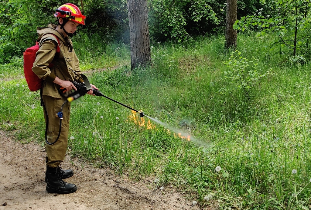 Смоленские лесные пожарные испытывают опытный образец ранцевого огнетушителя