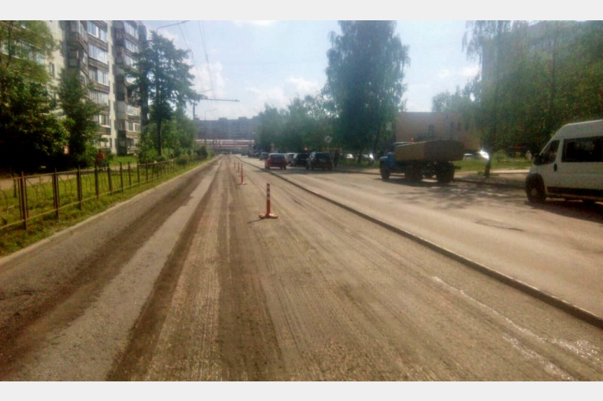 В Смоленске ремонтируют дорогу по улице Петра Алексеева