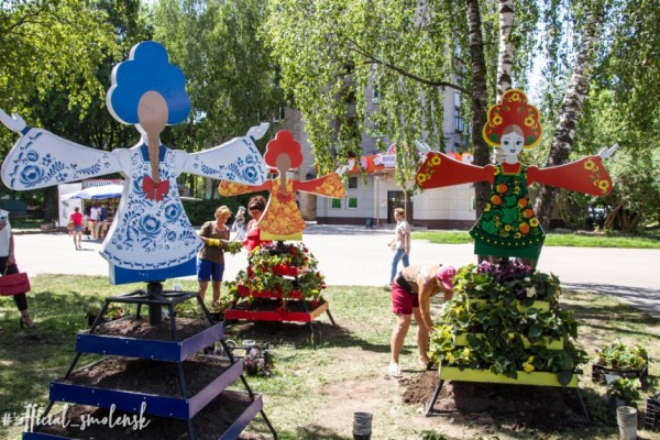 В Смоленске на новом месте зацвели клумбы «Девчата»