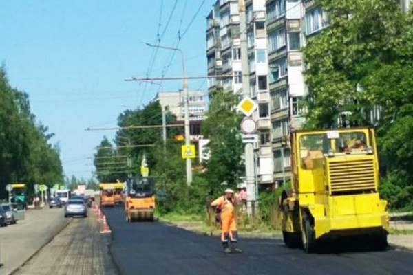 В Смоленске на улице Петра Алексеева продолжается дорожный ремонт