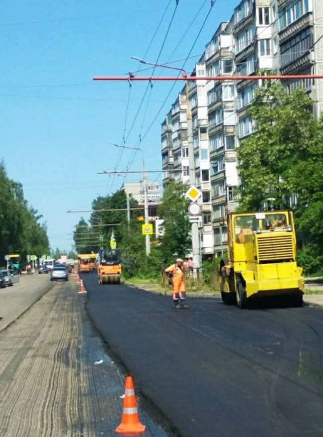 В Смоленске на улице Петра Алексеева продолжается дорожный ремонт