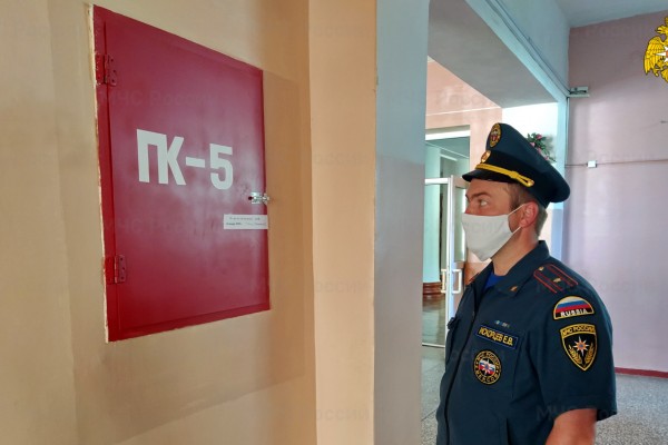 В Смоленской области сотрудники МЧС проводят обследования избирательных участков
