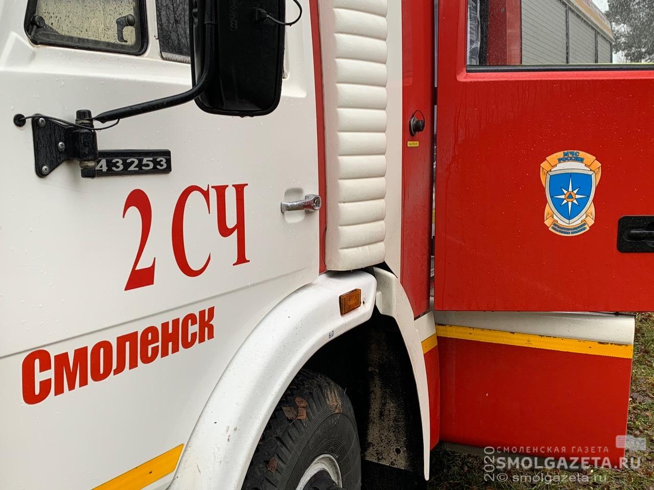 В Смоленске тушили пожар в многоэтажке на улице Нахимова 