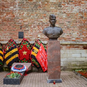 Алексей Островский возложил цветы к Вечному огню в Сквере Памяти Героев