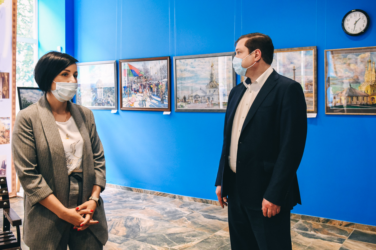 Губернатор посетил новый культурно-выставочный центр в Вязьме 