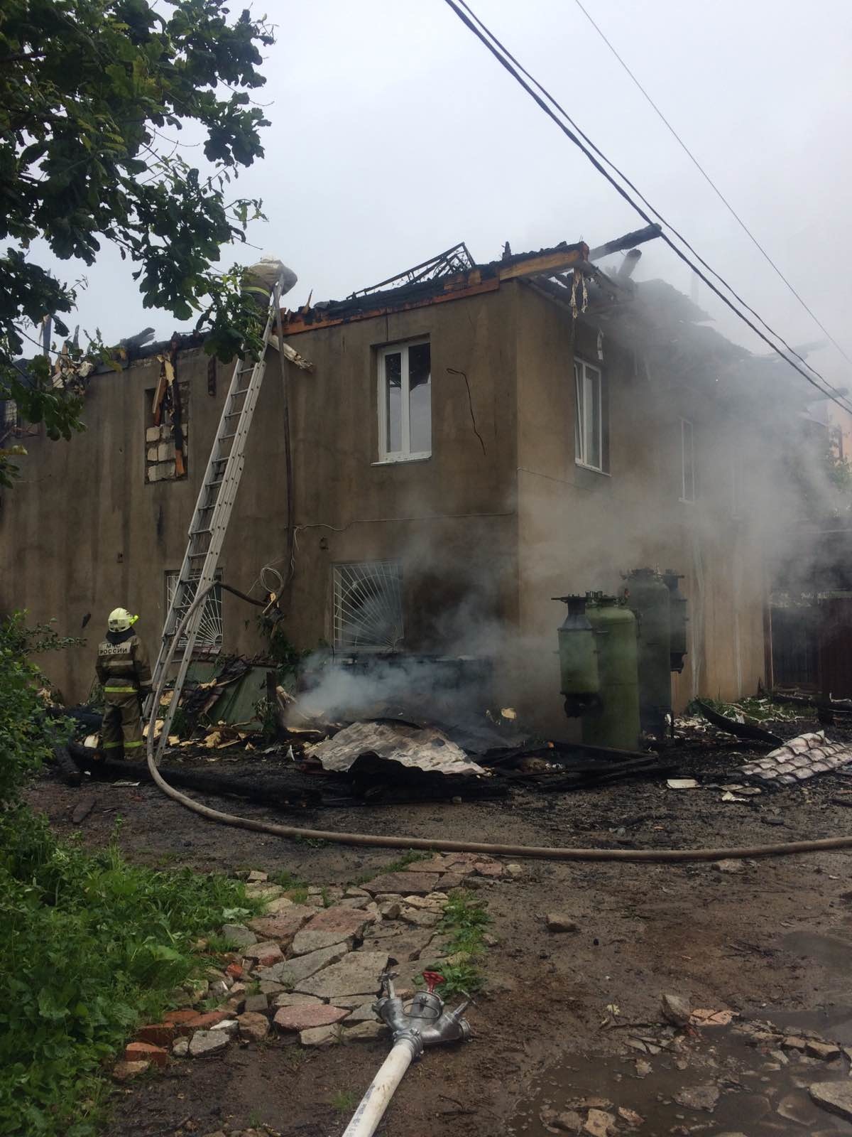 Ранним утром в микрорайоне Южный в Смоленске загорелся дом