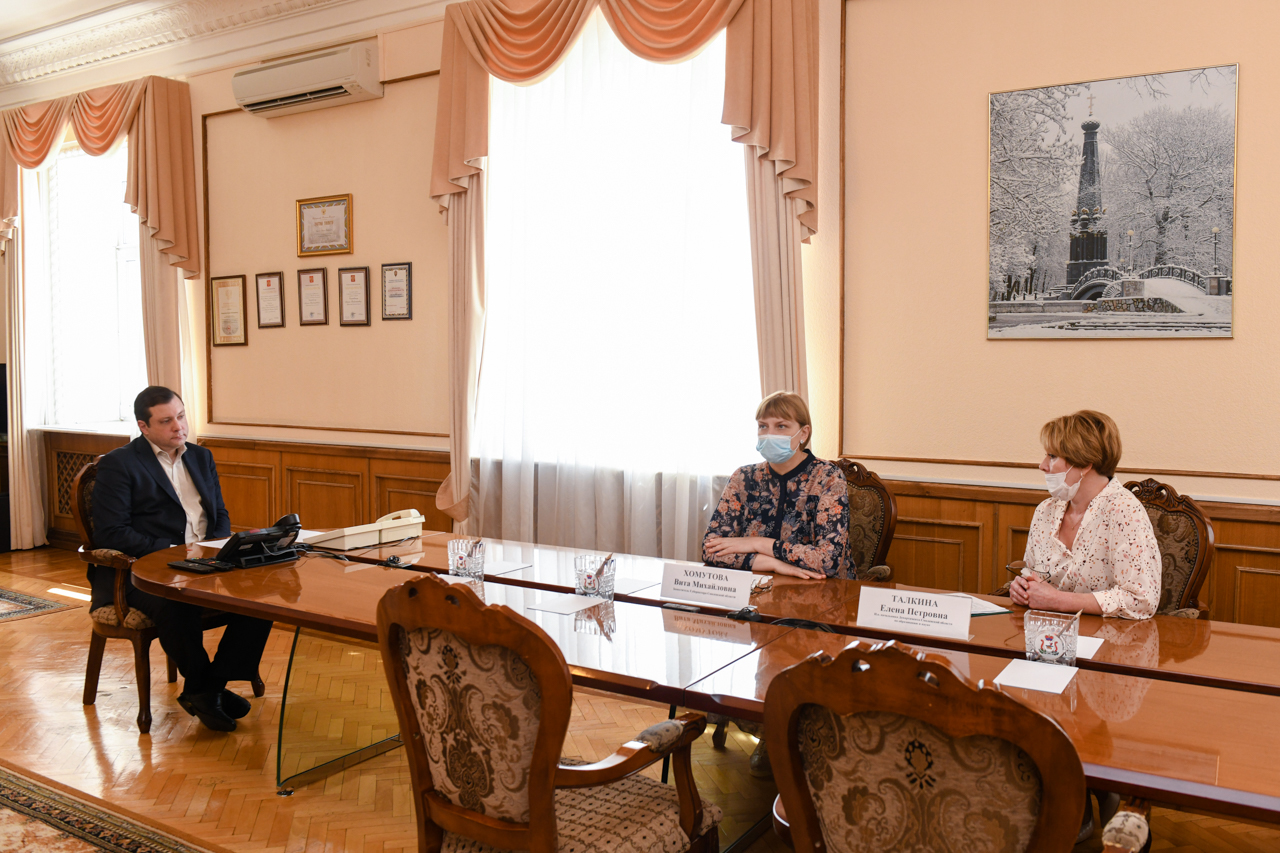 Алексей Островский провёл рабочее совещание по вопросам организации и проведения ЕГЭ в Смоленской области