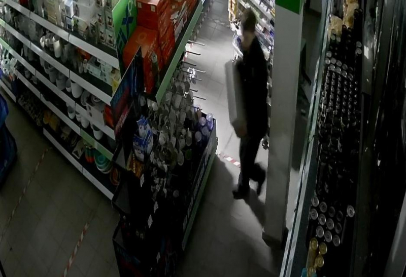 В Смоленске с поличным задержали мужчину за кражу из торгового центра