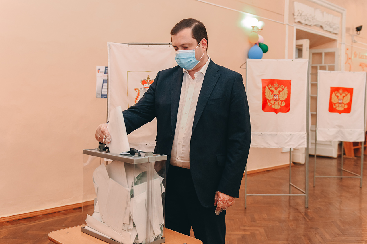 Губернатор Алексей Островский принял участие в общероссийском голосовании по поправкам в Конституцию РФ