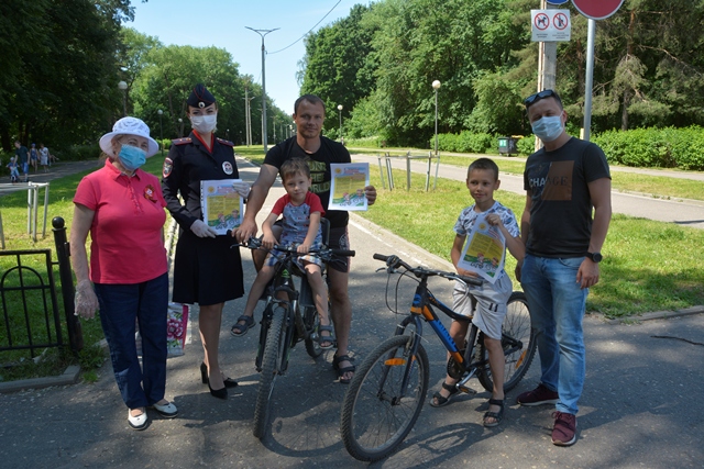 В Смоленске прошла профилактическая акция для велосипедистов