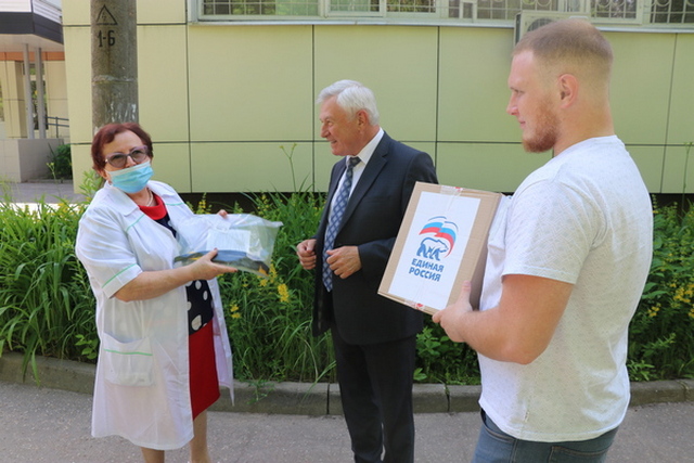 Медицинским учреждениям Смоленска передали защитные лицевые щитки