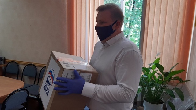 Валерий Леонов передал смоленским медикам средства индивидуальной защиты