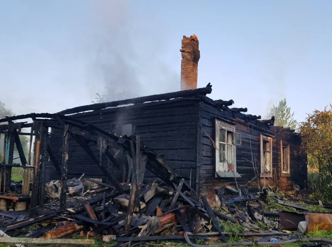 При пожаре в Смоленской области погибли двое