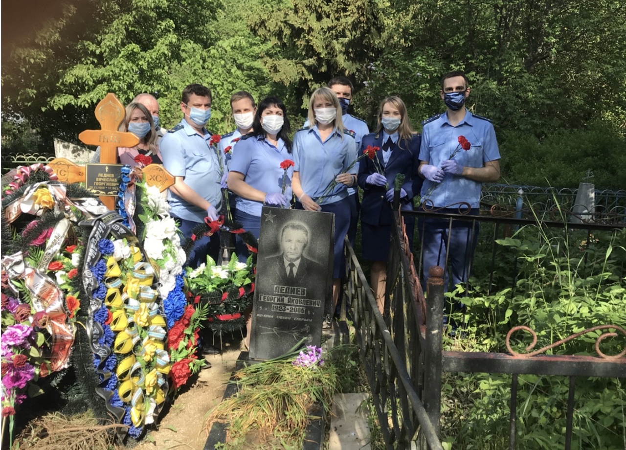 В Сафонове сотрудники прокуратуры посетили могилу ветерана