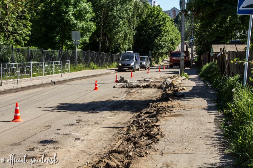 В Смоленске ремонтируют дорогу по улице Марины Расковой