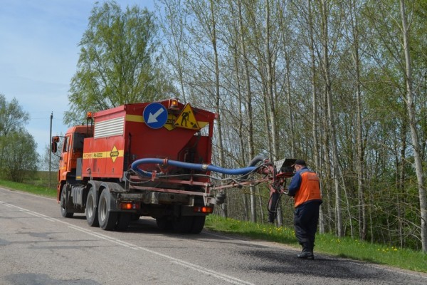 На дорогах Смоленской области продолжается ямочный ремонт