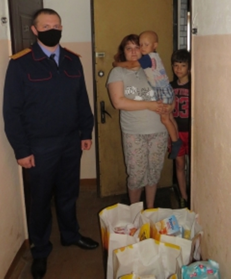 В Смоленске сотрудники следственного управления продолжают помогать многодетным семьям