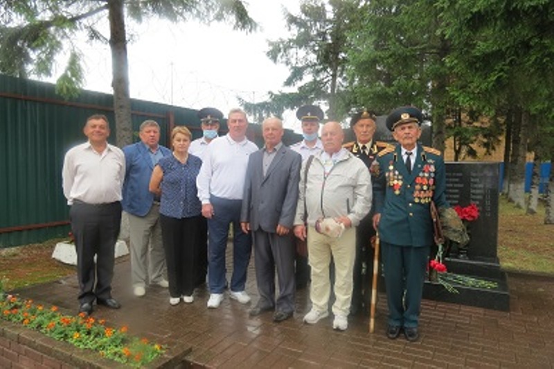 В День ГИБДД ветераны смоленской Госавтоинспекции почтили память погибших коллег