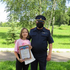 В Гагарине две школьницы потушили братскую могилу воинов Советской армии