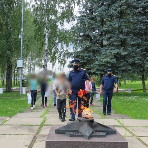 В Гагарине две школьницы потушили братскую могилу воинов Советской армии