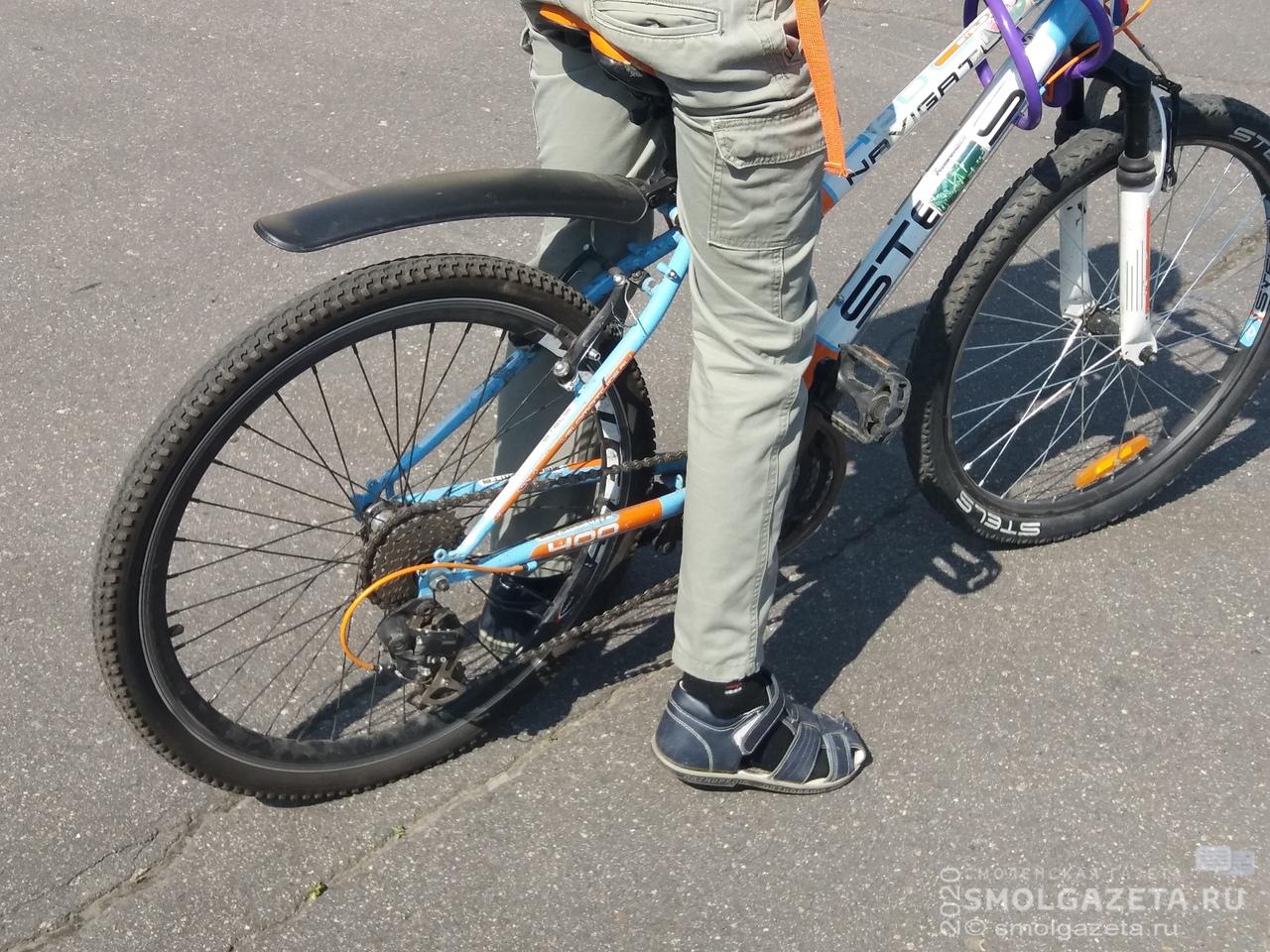 В Смоленске легковушка сбила велосипедиста