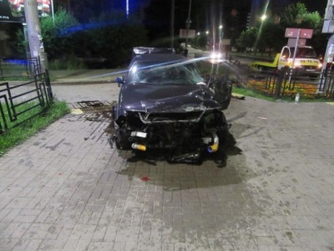 В Смоленске на улице Шевченко иномарка врезалась в металлическое ограждение