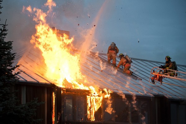 В Рославле пожарным удалось спасти от огня баню 