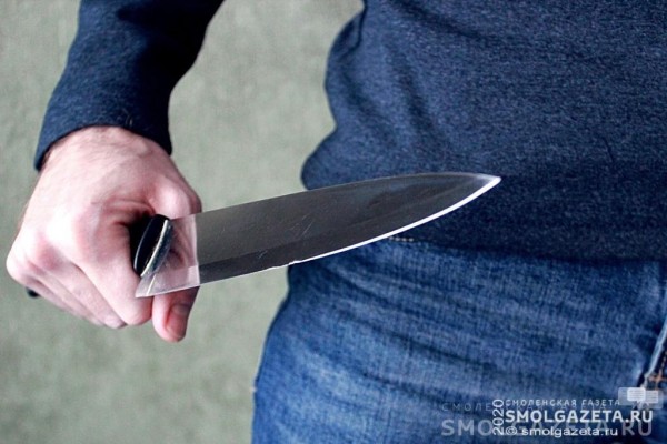 В Смоленске в ходе ссоры мужчина ударил ножом знакомого