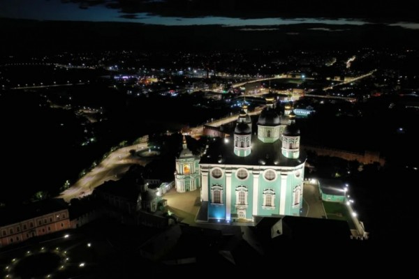 В Смоленске у Свято-Успенского кафедрального собора появилась новая подсветка