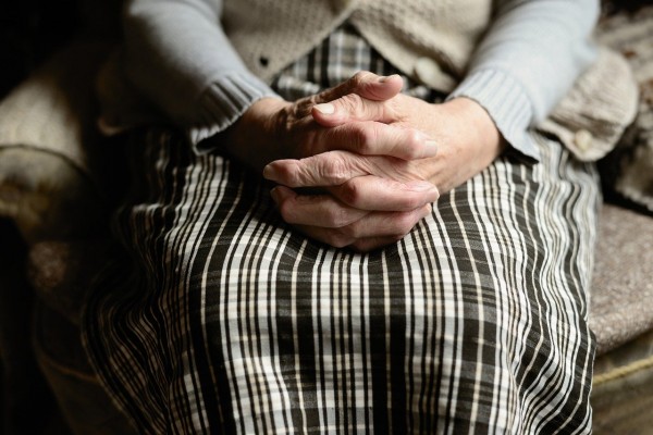 В Ярцеве незнакомка украла из дома 83-летней пенсионерки кошелек