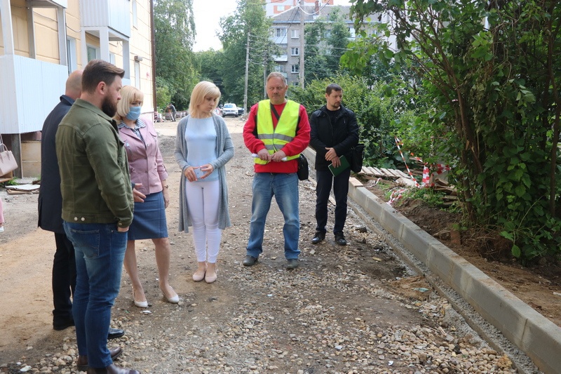 Общественная комиссия проводит рейды по благоустройству дворов и общественных территорий Смоленска