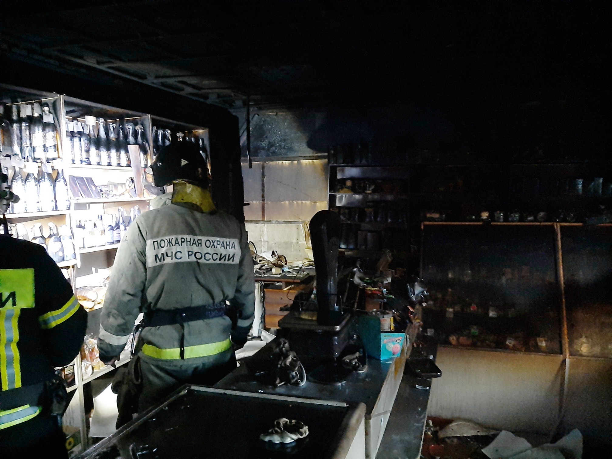 В Сафонове ночью загорелся продуктовый магазин
