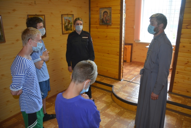 В Смоленске прошла встреча трудных подростков со священником 
