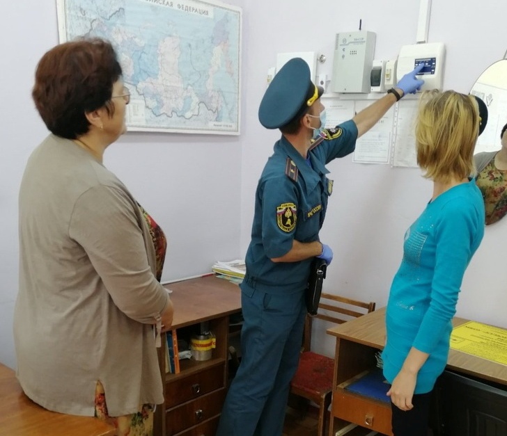 В Смоленской области сотрудники МЧС проверяют учебные учреждения