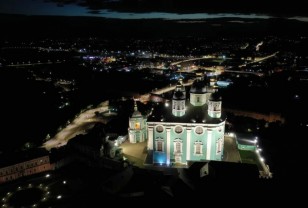 66 светодиодных светильников установили на стене и на крыше Свято-Успенского кафедрального собора в Смоленске