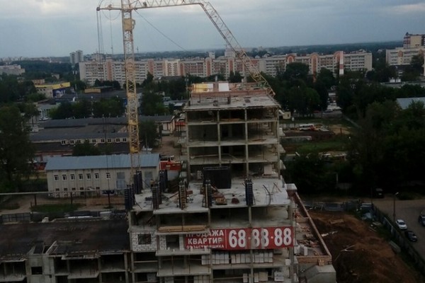 В Смоленске на стройке обрушилась часть башенного крана
