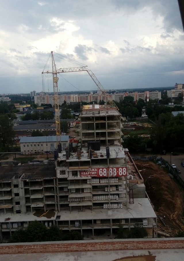 В Смоленске на стройке обрушилась часть башенного крана