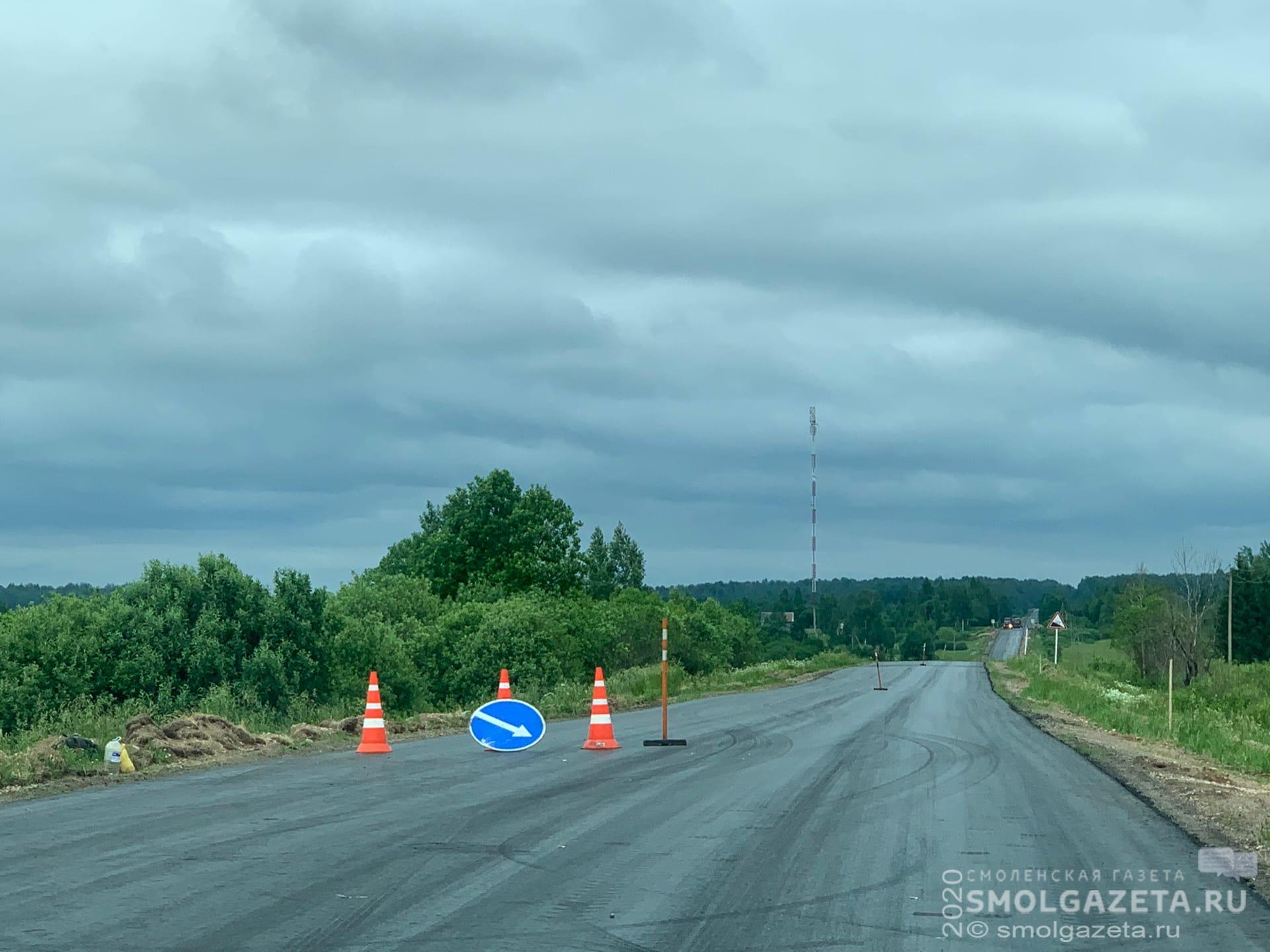 На участке дороги в Демидовском районе приступили к устройству выравнивающего слоя покрытия 