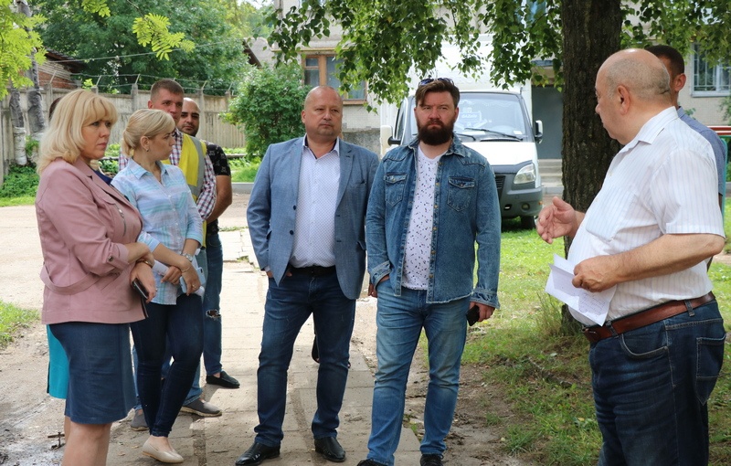 Общественники продолжают проводить рейды по благоустройству дворов Смоленска