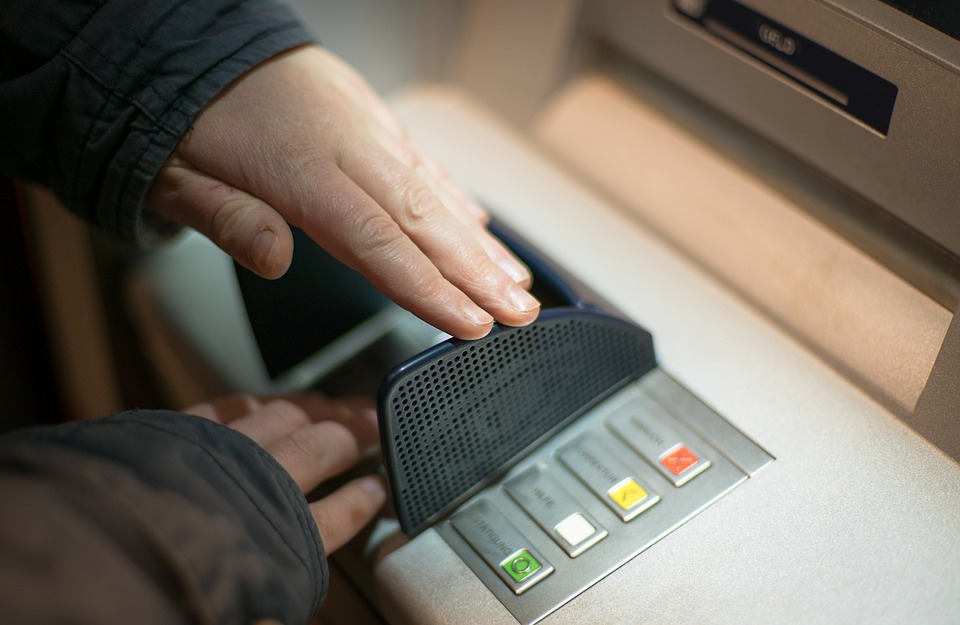 Смолянин пытался внести на счет через банкомат билеты «Банка приколов»