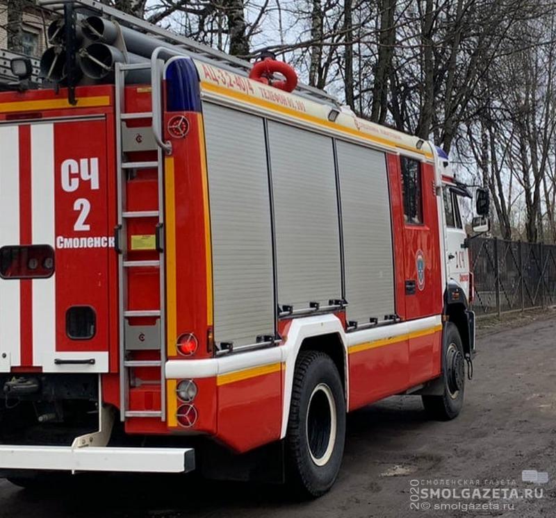 В Смоленске на улице 12 лет Октября горел гараж 