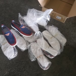 Смоленские таможенники задержали более 11 тонн нелегальной обуви из Китая