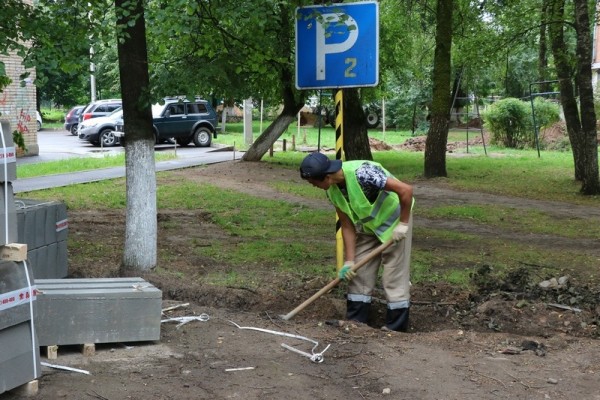 В Смоленске продолжается благоустройство дворов
