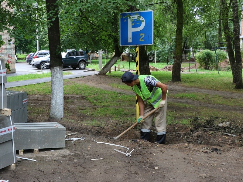 В Смоленске продолжается благоустройство дворов