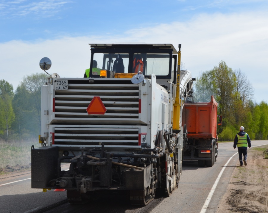 В Смоленской области ремонтируют дорогу, соединяющую Починковский и Ельнинский районы