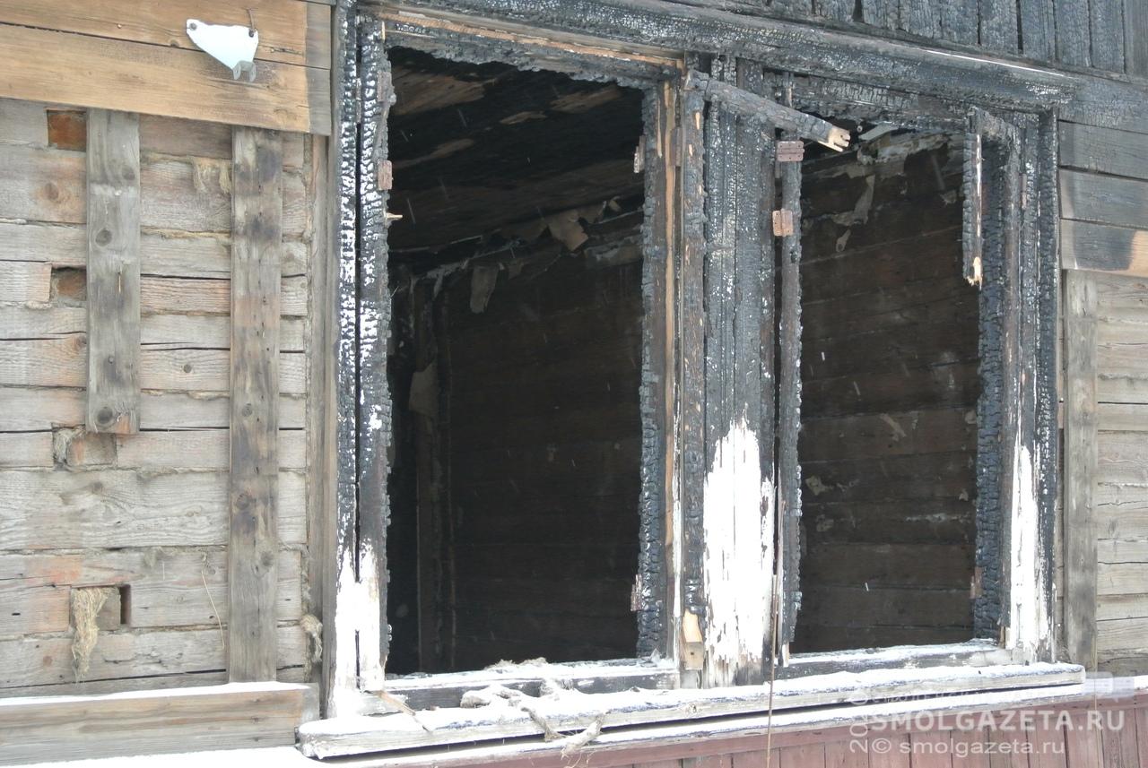 За ночь в Смоленской области горел жилой дом и несколько хозпостроек