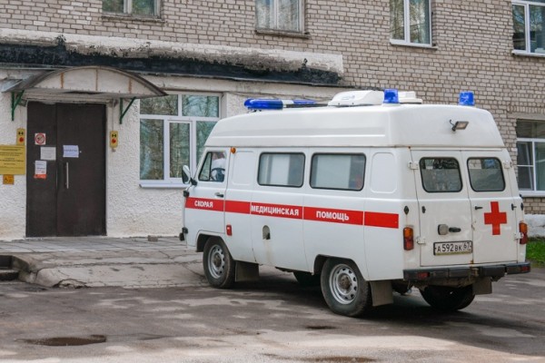 На трассе М-1 в Смоленской области УАЗ наехал на ограждение и опрокинулся