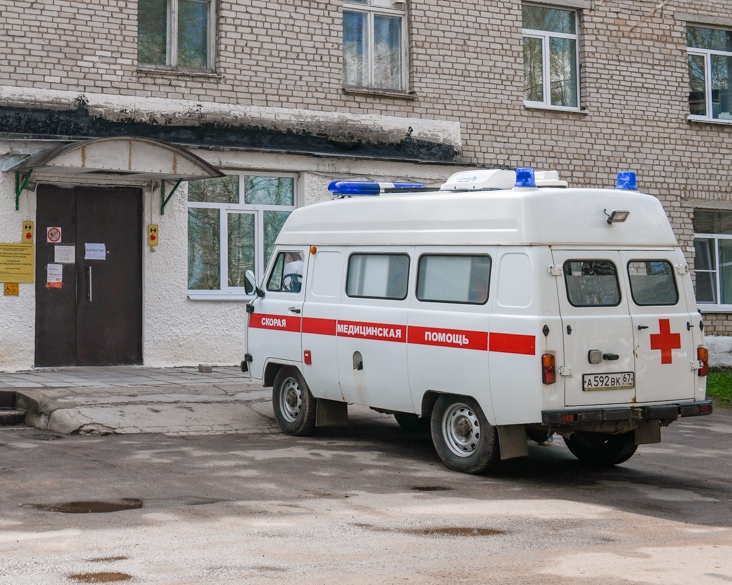 На трассе М-1 в Смоленской области УАЗ наехал на ограждение и опрокинулся