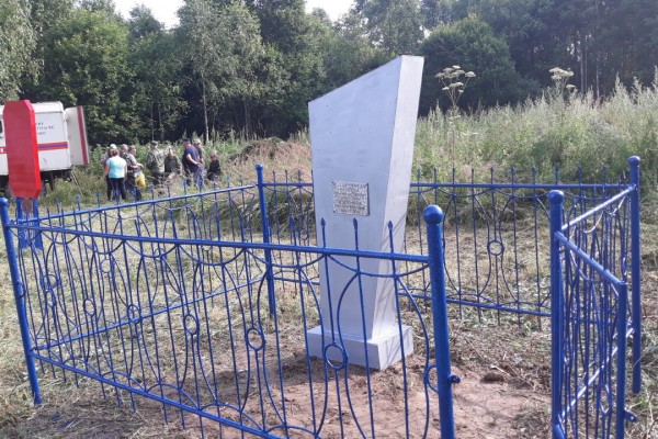 Сотрудники МЧС привели в порядок мемориал в деревне Мужилово